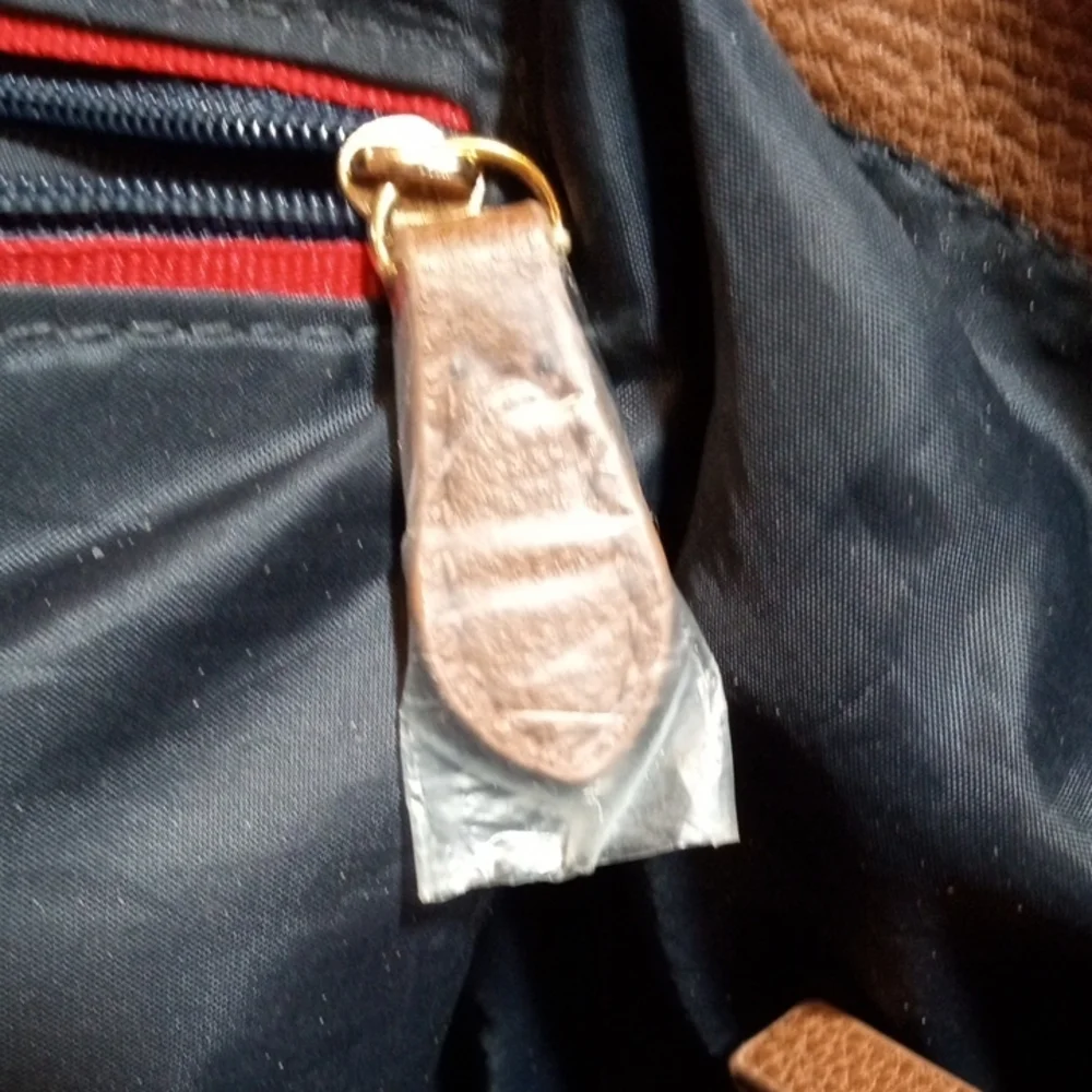 Tommy Hilfiger Brown and Red Shoulder Bag with Smooth Interior and Bright Zipper - Picture 3 of 6